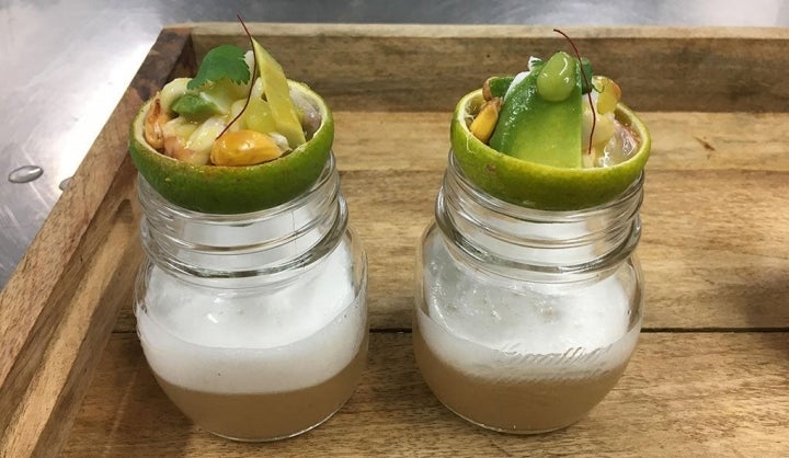 Orujo sour con ceviche de salmonete y gamba.