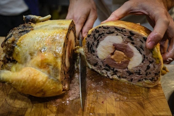 La pularda también se puede rellenar, como hacen en ‘Le Bistroman’, con ‘foie’, pato y trompetas negras. Foto: Sofía Moro 