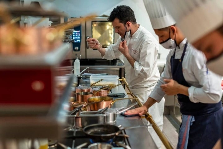 Adolfo Santos en la cocina del restaurante madrileño. Foto: Alfredo Cáliz 