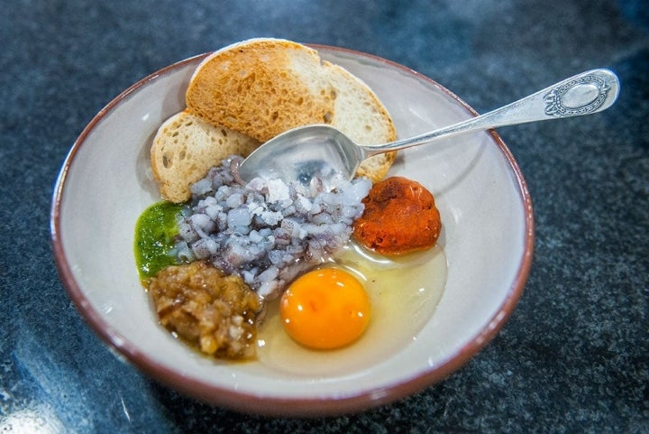 Mezclar en un bol las patas picadas, una punta de sobrasada, el huevo, un ajo finamente picado y un poco de perejil, las cebollas, el pan y una pizca de sal.