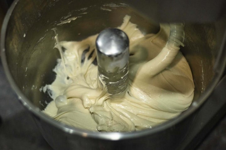Para obtener una buena masa madre hay que hacerle tres "refrescos" que suponen más de 9 horas de fermentación como poco.