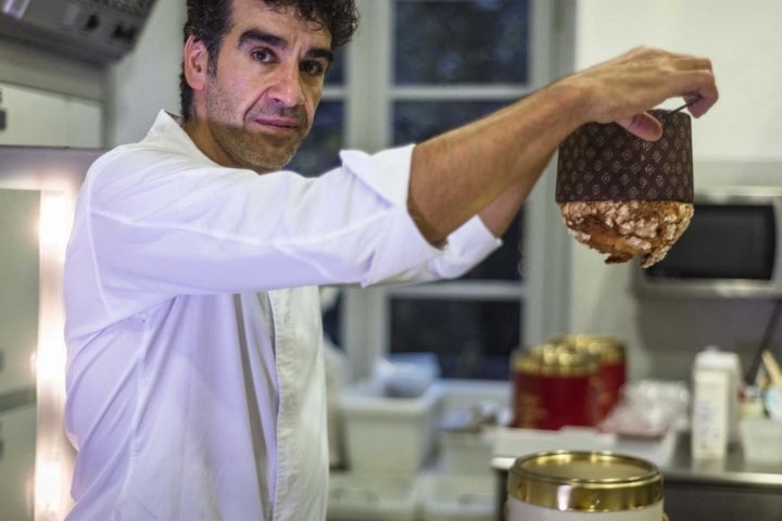 El último paso es dejar que el panettone se enfríe boca abajo para evitar que pierda su forma.