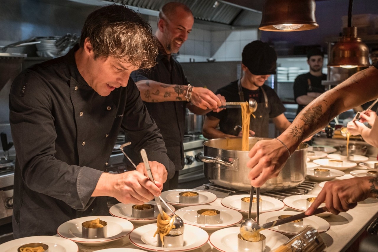 Jordi Cruz y Gianni Pinto cocinando juntos en NOI.