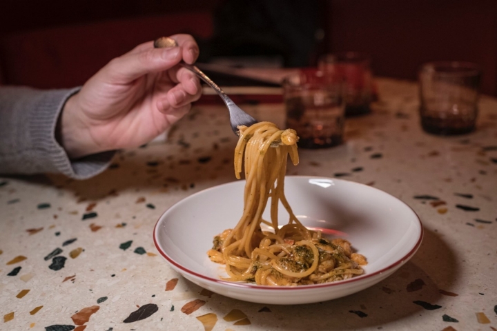 Spaghetti con Bogavante en su salsa, tomate y albahaca.
