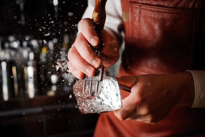 Mejor no comprar hielo ya picado. Foto: Shutterstock.
