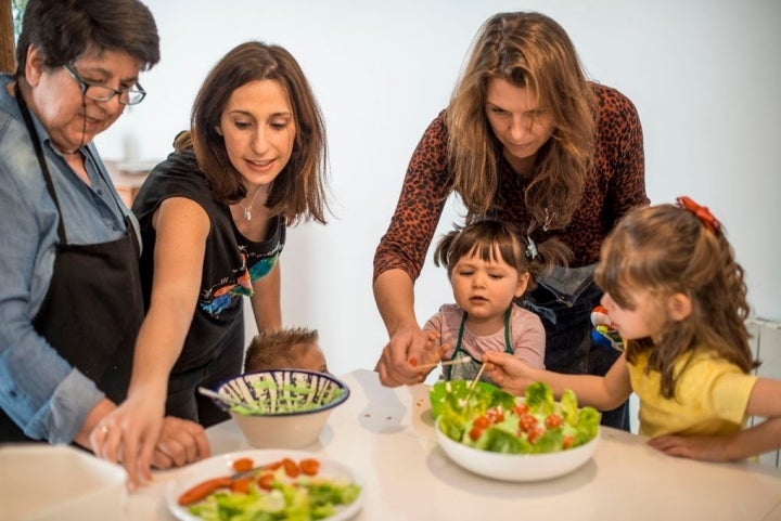 Nos reunimos todos a cocinar.