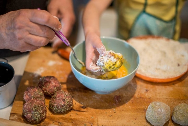 Pasar la carne por el huevo batido y empanar en el pan rallado o los copos de maíz triturados.