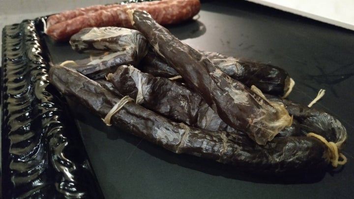 La longaniza de pato se parece más al salchichón. Foto: Igor Cubillo