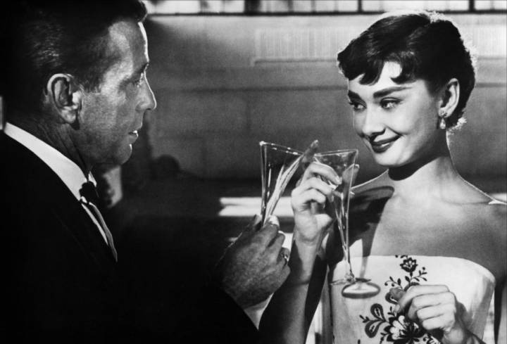 Audrey Hepburn en Sabrina, bebiendo champange.