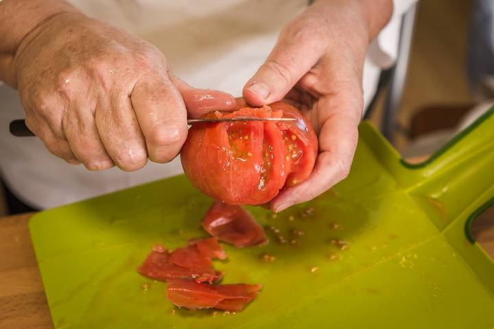 Limpiar los tomates, pelarlos y cortarlos en mitades por el ecuador si son redondeados.