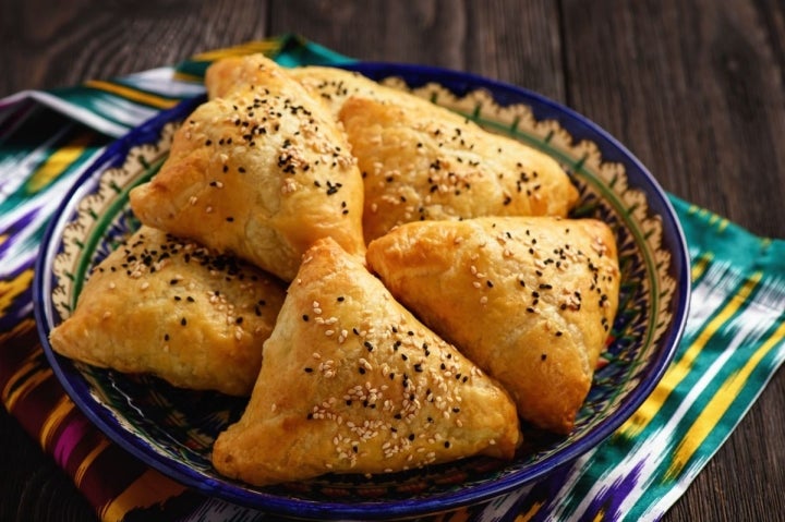 Pastelillos de hojaldre con queso y especias. Foto: Shutterstock