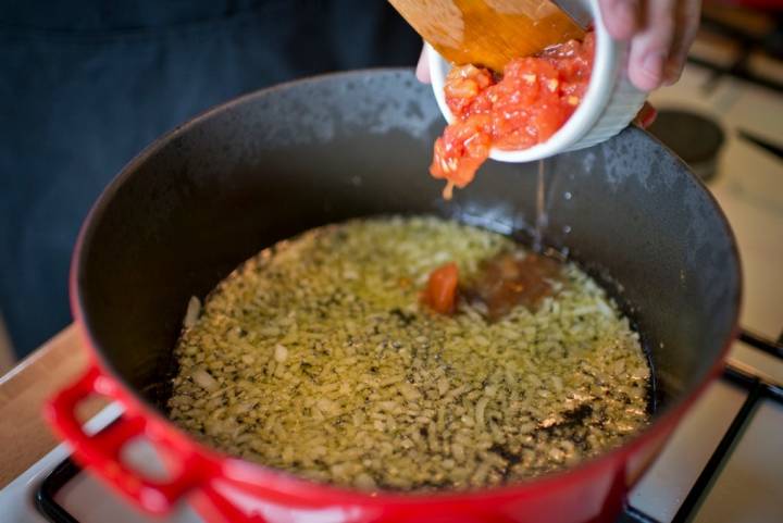 En cuanto se ablande un poco, añadir el tomate y dejar sobre fuego mediano hasta que se haga un buen sofrito.