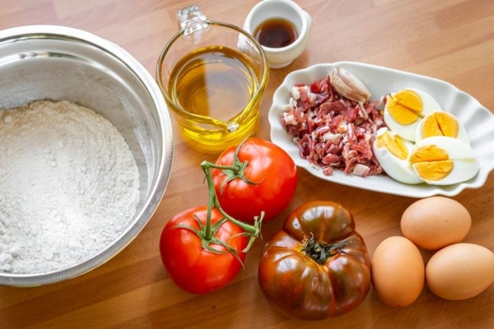 Ingredientes del bizcocho de salmorejo con jamón y huevo.