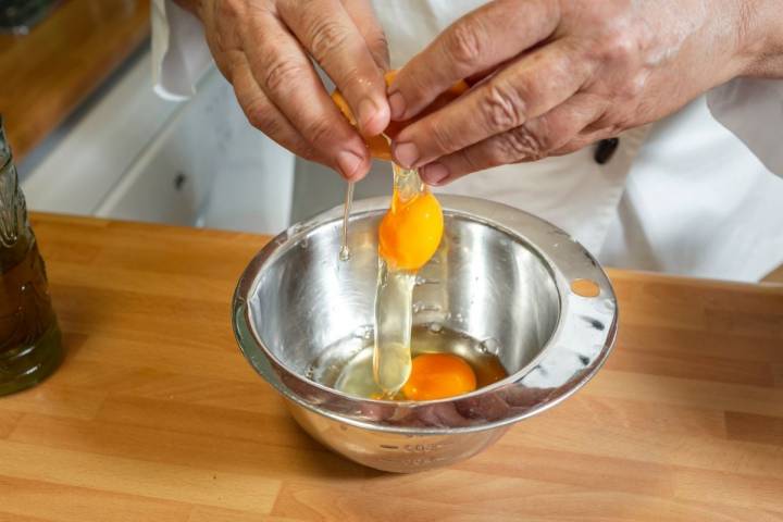 Cascando un huevo para las recetas de bizcochos salados.