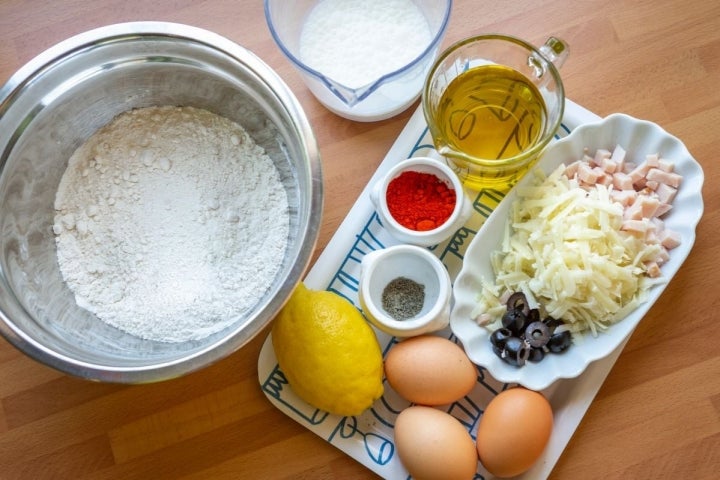 Ingredientes del bizcocho de fiambre, aceitunas, queso y pimentón.