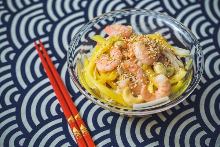 Ensalada de mango verde, soja germinada y gambas.