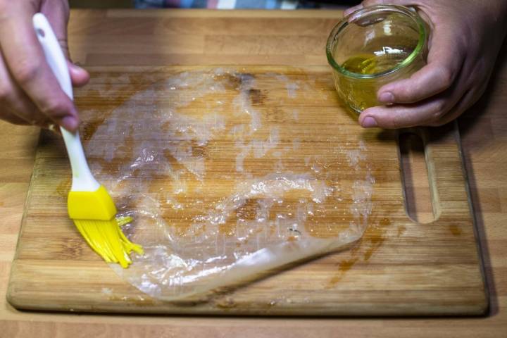 En cuanto se humedecen se pueden ver los ingredientes del rollito a través de las tortitas de arroz.