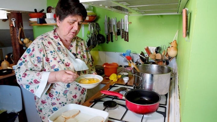 Preparando las torrijas.