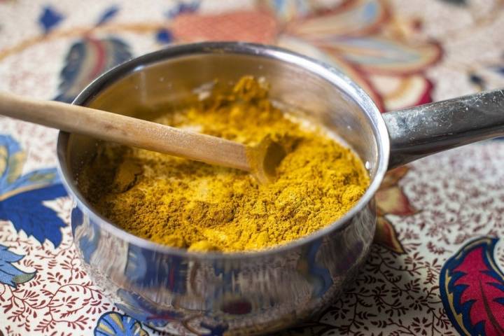 La salsa de nata y polvo de curry debe resultar un poco agridulce.