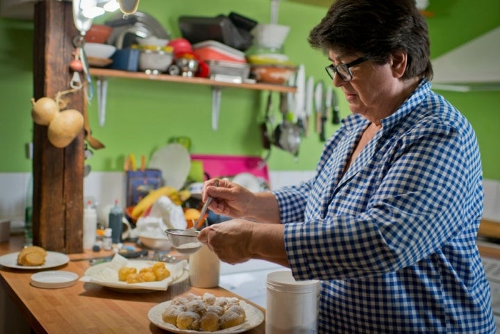 Rosa Tovar nos prepara unos deliciosos buñuelos.