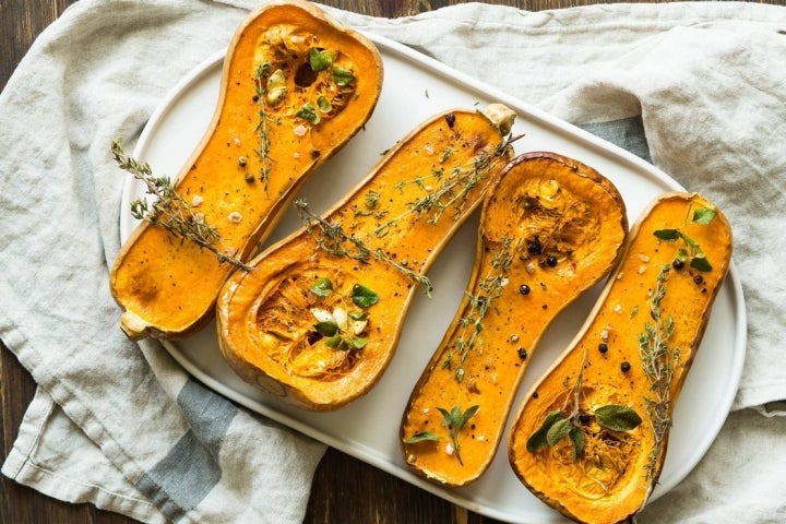 La calabaza de invierno tiene una carne más consistente que la redonda. Foto: Shutterstock.