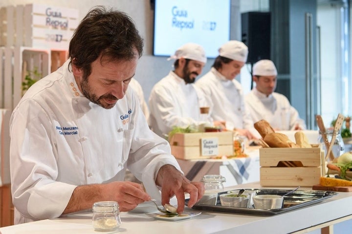 Manzano cocinando.