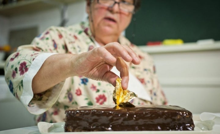 Rosa Tovar con el postre.