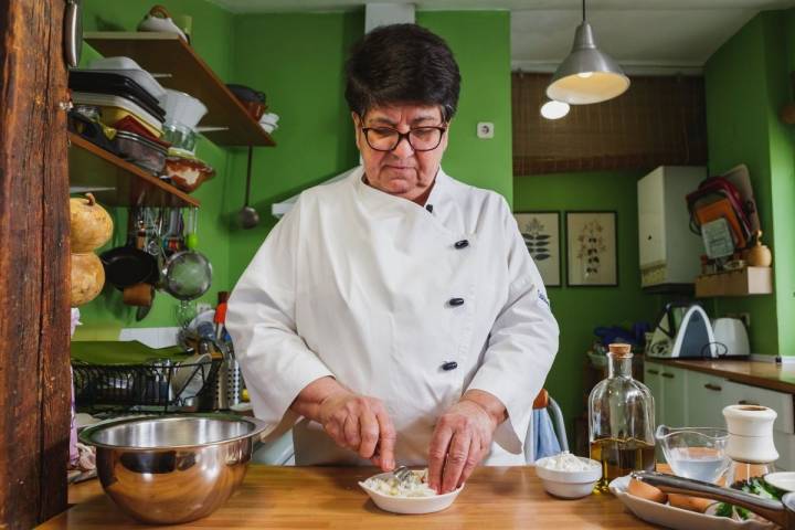 Rosa Tovar preparando las Pataniscas de Bacalhau