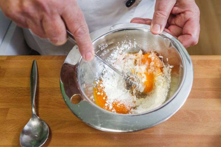 Batiendo los huevos con la harina
