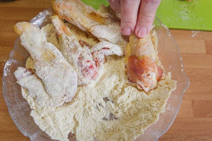 Pasando las alitas de pollo por la harina