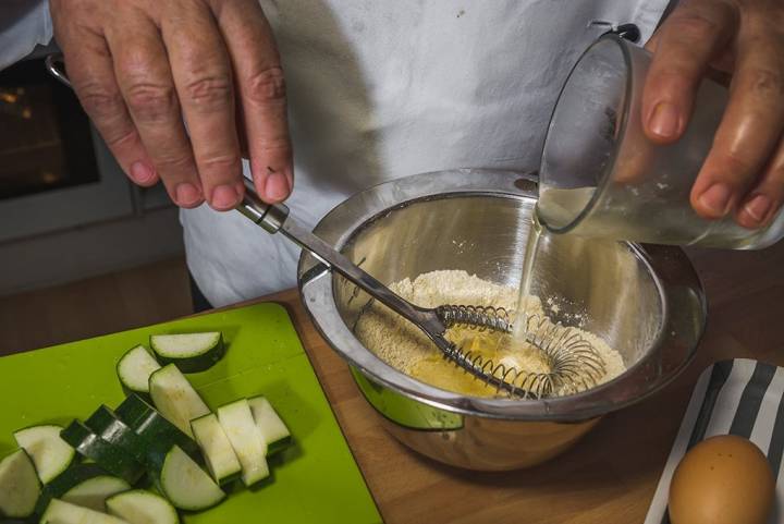 Revolver en un cuenco la harina de garbanzo con el comino, el curry –si se quiere poner–, la pimienta, el bicarbonato y la sal.