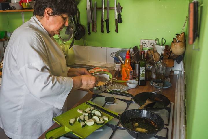 Rosa Tovar cocinando.