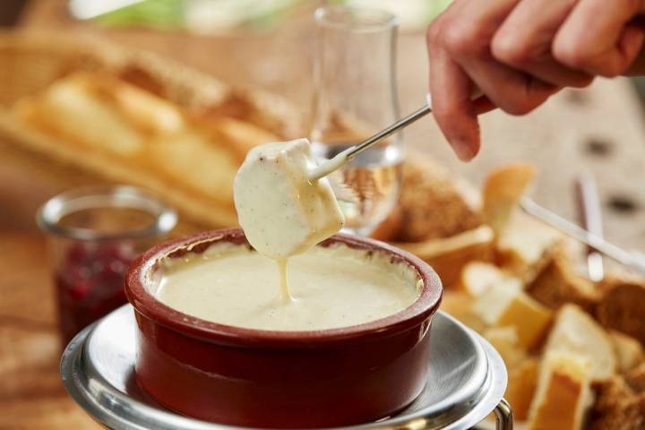 Las salsas de queso son fáciles de hacer y van bien con casi todo tipo de platos. Foto: Agefotostock.