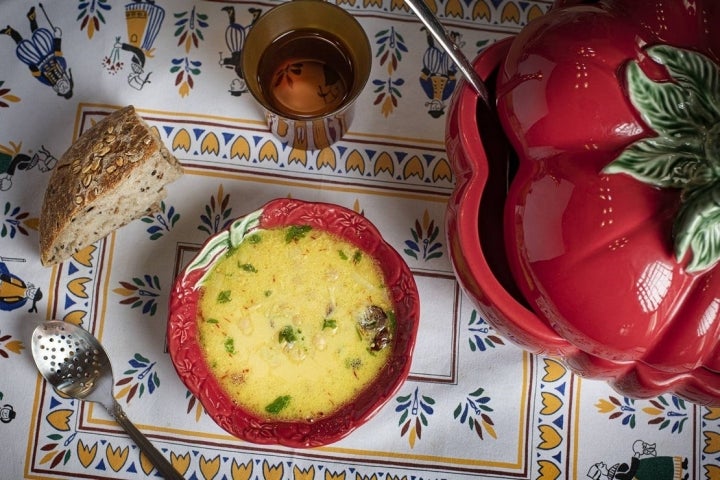 sopa de garbanzos con huevo y limon