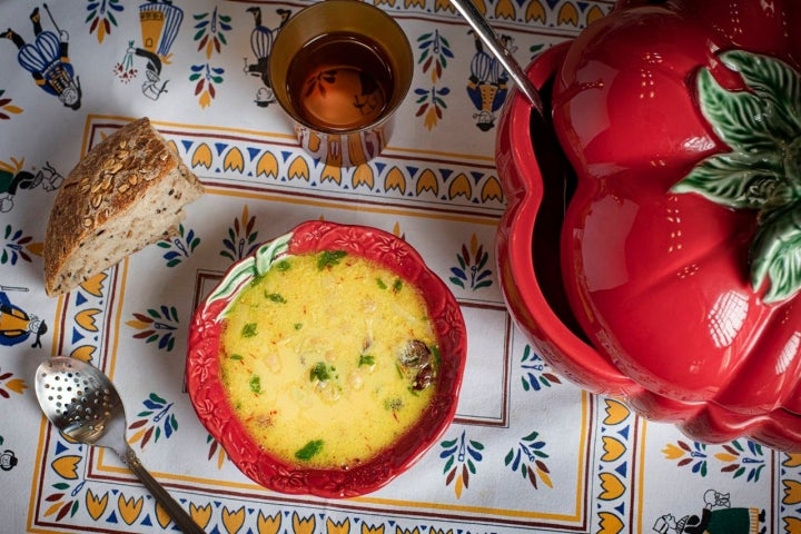 sopa de garbanzos con huevo y limon