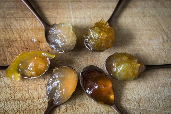 Variedad de mermeladas hechas con los frutos del huerto.