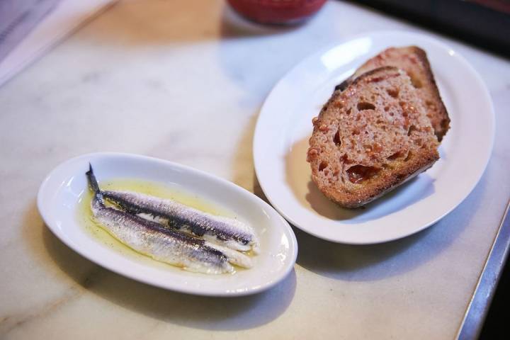 Boquerones marinados con pan con tomate.