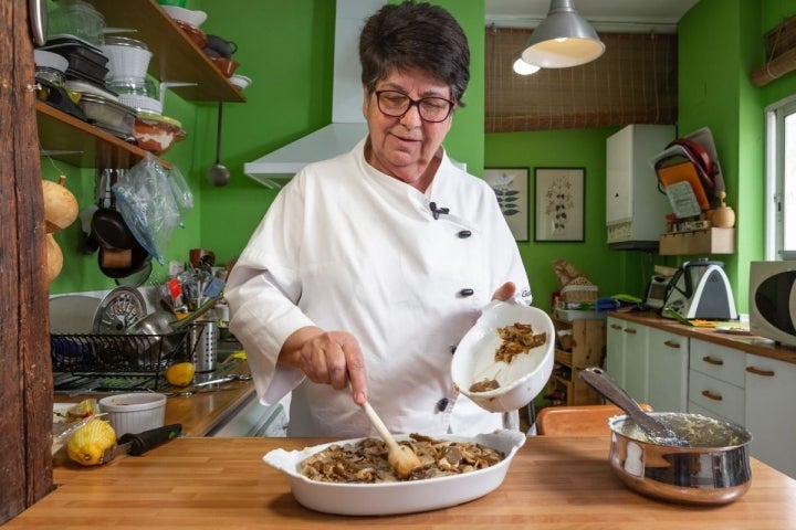 Rosa Tovar preparando un tamal de maíz relleno de setas.