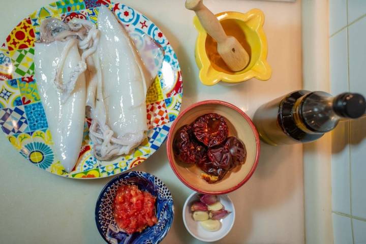 Los ingredientes preparados para el caldero de calamar.