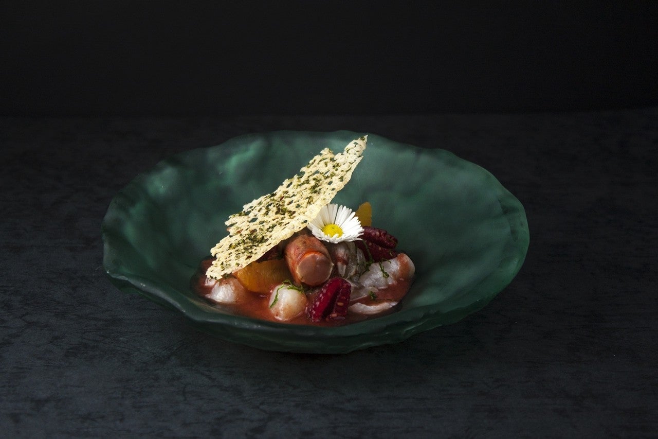 El ceviche rojo de 'Momiji Atelier', con gamba, frambuesa, pulpo y leche de tigre. Foto: Momiji Atelier.