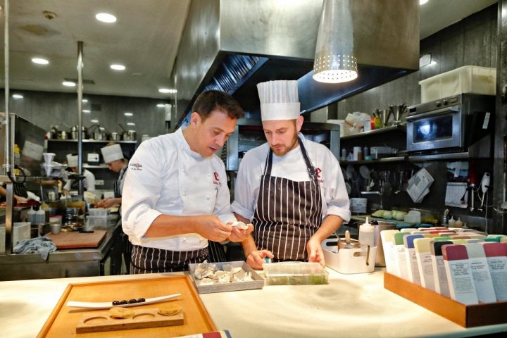 Restaurante 'El Portal de Echaurren'. Francis Paniego preparando uno de los platos en cocina.