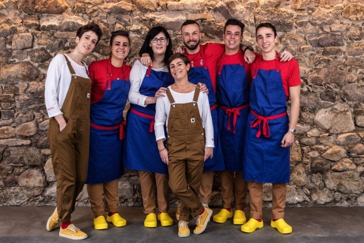 Un equipo de gente joven acompaña al chef.