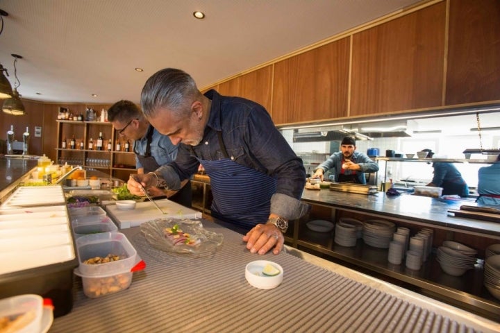 El chef Sergi Arola emplatando en el restaurante Cormorán by Sergi Arola, en Santander.