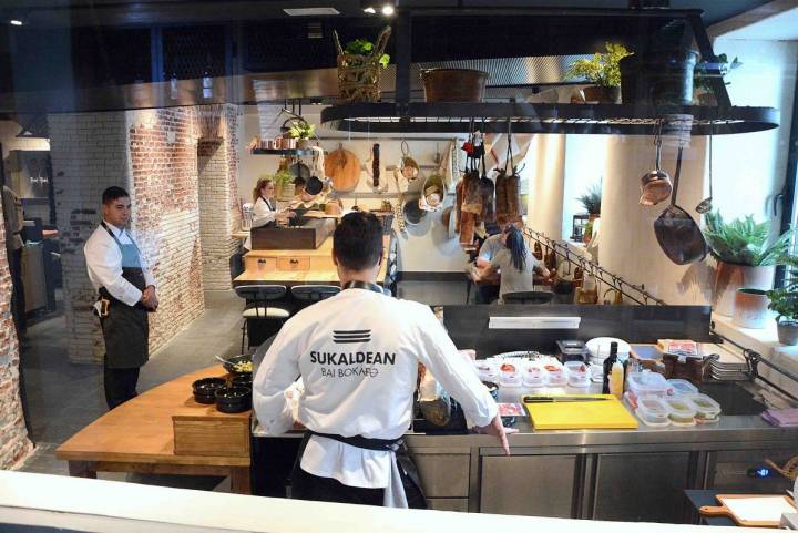 Vista del espacio del nuevo restaurante Sukaldean Bai Bokado, de cocina vasca, en Madrid. Foto: Sukaldean Bai Bokado.