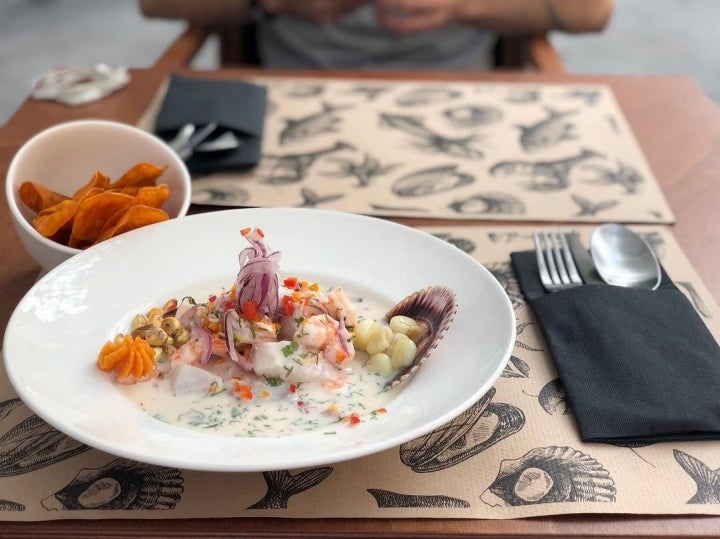 Ceviche mixto con clásica. Foto: 'Cevitxef'.