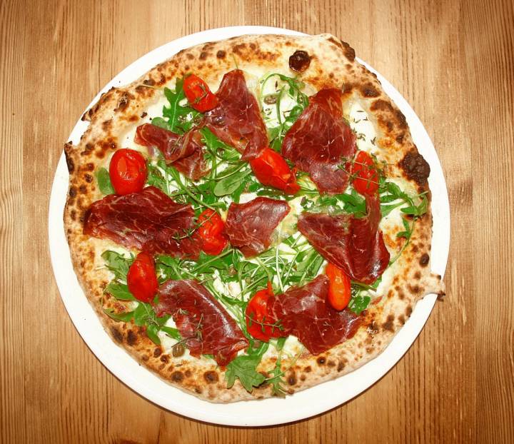 Pizza de cecina, 'mozzarella', rúcula, alcaparras y tomatito confitado de 'Garden Pizza'. Foto: Garden Pizza.