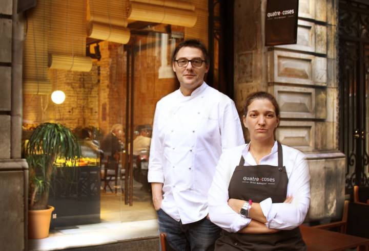 Oriol Balaguer y Marta Rams frente a su restaurante en Barcelona. Foto: Facebook Quatre Coses.