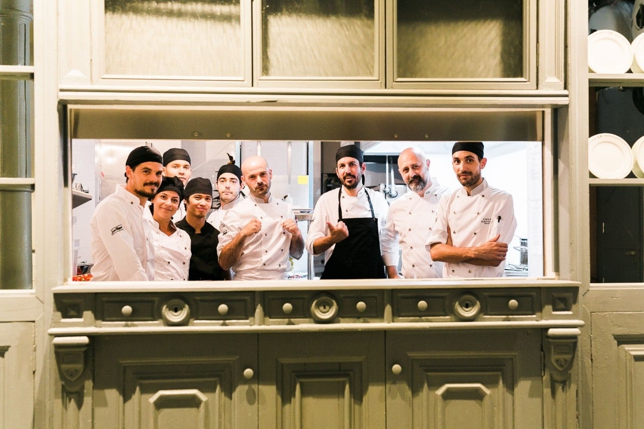 El chef Txemi Andrés Alonso con su equipo en la cocina. Foto: Casa Ràfols.