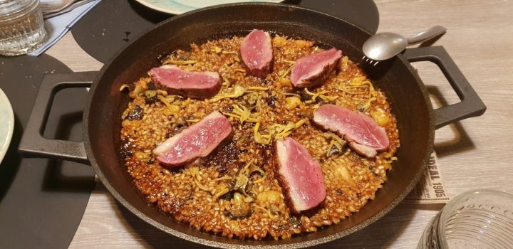 Arroz seco de pato y verduras del tiempo. Foto: Patri Gastrobar.