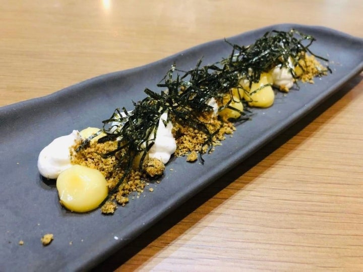 Postre de 'yuzu', merengue y alga 'nori' (o tarta de limón al estilo japonés). Foto: 'Yoko Barbate'.